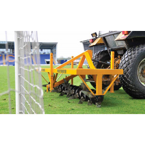 Scarificateur pelouses espaces verts et terrains de sport - Largeurs de travail (m) : 2.5 et 3