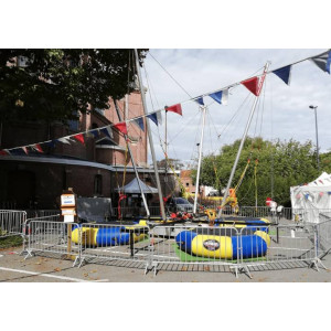 https://www.techni-contact.site/ressources/images/produits/merchandising/trampoline-elastique-en-location-capacite-4-personnes-dim-10-x-10-x-7-m-age-des-6-ans-71152232-1.jpg - Dim : 10 x 10 x 7 m - Âge : dès 6 ans