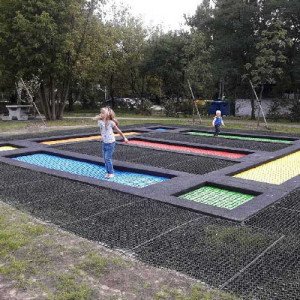 Trampoline Kariboo pour aire de jeux - Les Trampolines personnalisables - plusieurs couleurs, tailles et formes - parcours sur-mesures