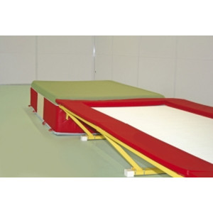 Trampoline linéaire de 6,70 m - Hauteur totale (avec protections) : 60 cm