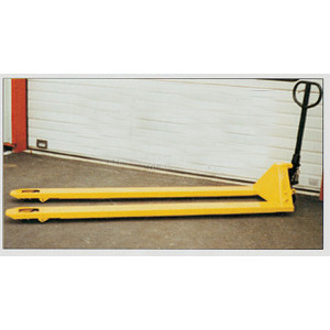 https://www.techni-contact.site/ressources/images/produits/merchandising/transpalette-grande-fourche-7249805-1.jpg - Capacité (Kg) : 2000