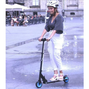 https://www.techni-contact.site/ressources/images/produits/merchandising/trottinette-electrique-15734648-1.jpg - Adaptée aux adolescents à partir de 12 ans