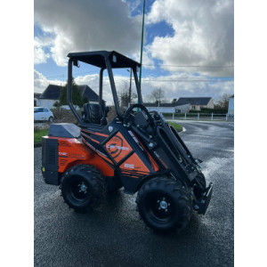 https://www.techni-contact.site/ressources/images/produits/merchandising/valet-de-ferme-d-occasion-cast-loader-genesis-25hp-articule-avec-bras-telescopique-25-ch-84346372-1.jpg - Moteur : Kubota 25cv