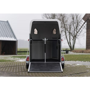 https://www.techni-contact.site/ressources/images/produits/merchandising/van-pour-chevaux-51477856-1.jpg - PTAC 2000 kg