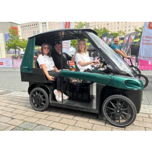 https://www.techni-contact.site/ressources/images/produits/merchandising/velo-taxi-quadricycle-27476978-1.jpg - Capacité de charge utile : 155 kg
