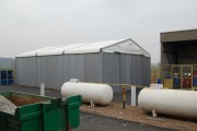 Abri de stockage temporaire à portail coulissant