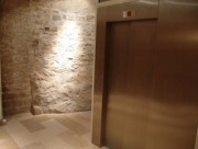 Ascenseur hydraulique à dessertes en équerre