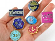 Badge estampé avec émail synthétique