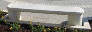 Banc sinueux en béton