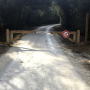 Barrière double ouvrante en bois