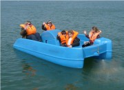 Bateau à pèdale autovideur