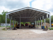 Bâtiment galvanisé 480m² renforcé pour implantation en montagne (650m d'altitude) - 9,6x50x5m