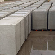 Bloc de lestage en béton pour équipements urbains et de chantiers