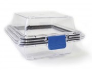 Boite à membrane avec charnières rapportées