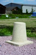 Borne en béton H 40 cm