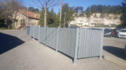 Cache conteneur en plastique recyclé - Dim : 1420 x 940 x 1420 mm - Hauteur poteaux : 1300 mm - Scellement : direct ou sur embase