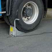 Cale asservie pour roue camion