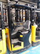 Chariot à mât rétractable d'occasion