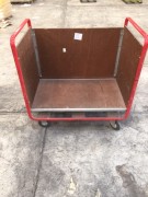 Chariot à ridelles en bois