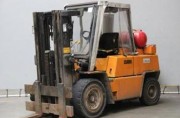 Chariot elevateur gaz compact d'occasion