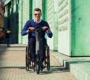 Cinquième roue électrique pour fauteuil roulant