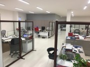 Cloison de protection vitrée pour poste de travail