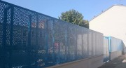 Tôle perforée sur-mesure pour clôture d’école