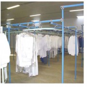 Convoyeur aérien pour stockage de vêtements