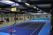 Dalle plastique pour terrains de tennis