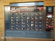 Distributeur automatique à casiers pour la vente de produits laitiers