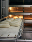 Enfourneur et élévateur pour boulangerie