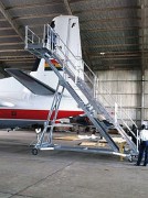 Escabeau aéronautique réglable en hauteur