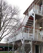Escalier d’accès avec palier en aluminium
