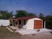 Garage avec bûcher en béton