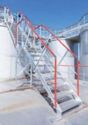 Garde corps et escaliers d'accès sur passerelle