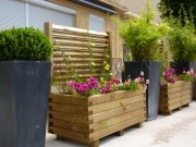 Jardinière mi-bois urbaine