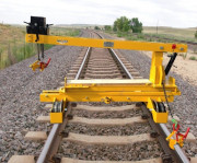 Lorry de transport avec portique pour rails