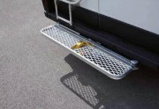 Marche pied adaptable avec ou sans ferrures d’attelage