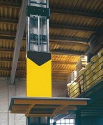 Monte-charge à colonne