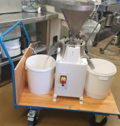 Moulin séparateur de grains coques et protéines - Débit : De 30 kg/h à 80 kg/h - Largeur d'ouverture réglable