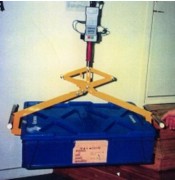 Pince de levage bacs en plastiques
