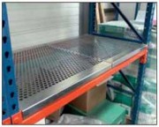 Plancher avec renforts en forme de I