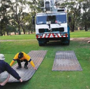 Plaques de roulage pour engins de travaux publics