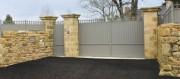 Portail aluminium traditionnel coulissant plein