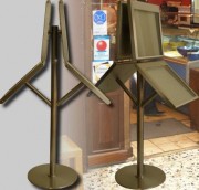 Porte menu sur pied