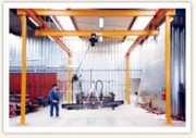 Portique fixe supportant une poutre roulante suspendue