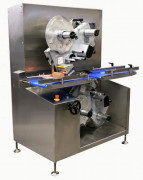 Pose d'étiquette sur deux faces de l'emballage