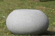 Pouf de ville en béton