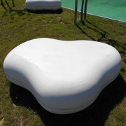 Pouf urbain design en béton - Dimensions : L.1500 mm x L.1300 mm x H.450 mm