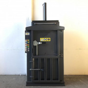 Presse à balles verticale de carton/plastique - Poids balle 75 kg